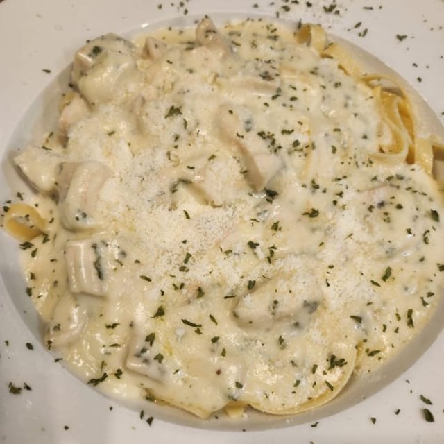Kids Fettuccine Alfredo w/ Chicken.